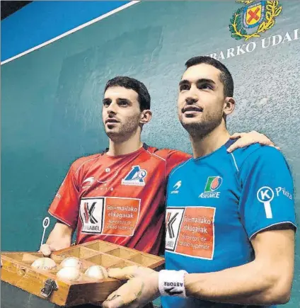  ?? FOTO: ASPEPELOTA ?? Jokin Altuna y Víctor Esteban posan agarrando el cestaño durante la elección que tuvo lugar ayer en el Astelena de Eibar