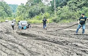  ??  ?? KERJASAMA ERAT: Di sesetengah laluan, kenderaan terpaksa ditarik, yang menyaksika­n kerjasama erat antara peserta konvoi.