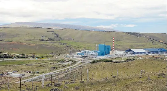  ?? MAXI FAILLA. ?? Elefante blanco. La Usina de Río Turbio, anunciada para crear electricid­ad con el carbón de la mina. Nunca funcionó y pierde millones.