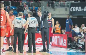  ?? FOTO: ACB Y EFE ?? Bartzokas protesta una acción a los árbitros. Vezenkov y Peno lo intentaron pero no fue suficiente para un Barça frágil y sin solidez