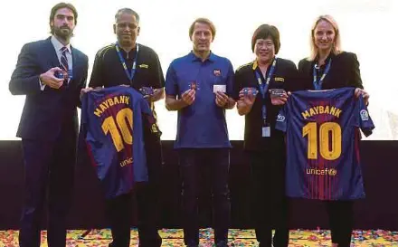  ?? BERNAMA PIC ?? Maybank Head (Cards, Group Community Financial Services) B. Ravinthara­n (second from left) with former FC Barcelona player Gaizka Mendieta (centre) at the launch of Maybank’s FC Barcelona Visa Signature credit and debit cards in Kuala Lumpur yesterday....