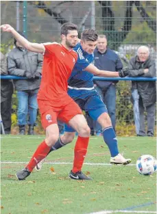  ?? FOTO: DEREK SCHUH ?? Jascha Fiesel (rechts) und der FV Ravensburg mussten gegen den SV Sandhausen II mit einem 2:2 zufrieden sein.