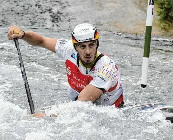  ?? Fotos: Fred Schöllhorn ?? Volle Konzentrat­ion auf das nächste Tor: Nach seinem Weltcup Sieg in Prag fuhr Sideris Tasiadis bei seinem Heimrennen auf dem Augsburger Eiskanal auf Platz zwei.