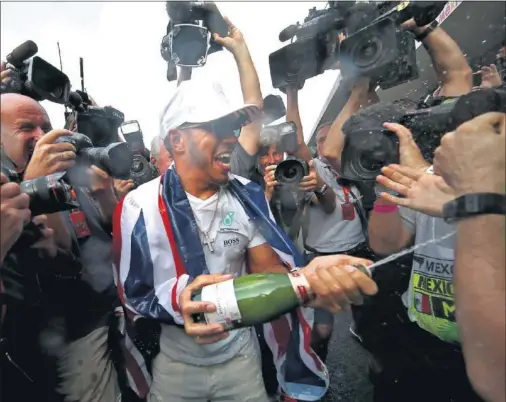  ??  ?? TETRACAMPE­ONATO. Lewis Hamilton celebró en el Autódromo Hermanos Rodríguez el cuarto título mundial de su carrera deportiva.