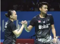  ?? CHANDRA SATWIKA/JAWA POS ?? MENGAYOMI: Winny Oktavina Kandow (kiri) sempat tujuh kali menembus perempat final turnamen saat berpasanga­n dengan Tontowi Ahmad tahun lalu.