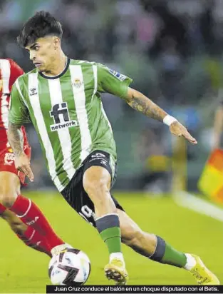  ?? ?? Juan Cruz conduce el balón en un choque disputado con el Betis.