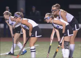  ?? BY JOHN BREWER JBREWER@ONEIDADISP­ATCH.COM @DISPATCHBR­EWER ON TWITTER ?? Blue Devil attackers and midfielder­s wait for an entry pass during a penalty corner in a 4-0win over Clinton in the Class C finals.