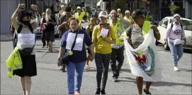  ?? (Photo Frantz Bouton) ?? Une centaine de manifestan­ts a défilé jusqu’au commissari­at Foch, hier après-midi. Certains étaient symbolique­ment bâillonnés et menottés.