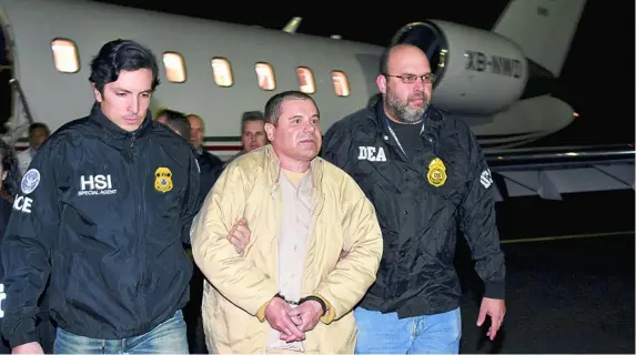  ??  ?? De México a EE UU. Momento en el que «El Chapo» es trasladado a una prisión de Manhattan tras su extradició­n en 2017