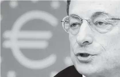  ?? Foto: Efe ?? Mario Draghi, durante una rueda de prensa con el símbolo del euro al fondo.