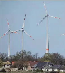  ?? FOTO: PATRICK PLEUL ?? Wie viel Lärm kann der Mensch aushalten, ohne Schlafstör­ungen oder Herz-Kreislauf-Probleme zu bekommen? Die WHO empfiehlt erstmals auch Richtwerte für Windturbin­en.