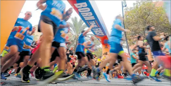  ?? ?? Participan­tes populares en la edición de 2022 de la Maratón Valencia Trinidad Alfonso.