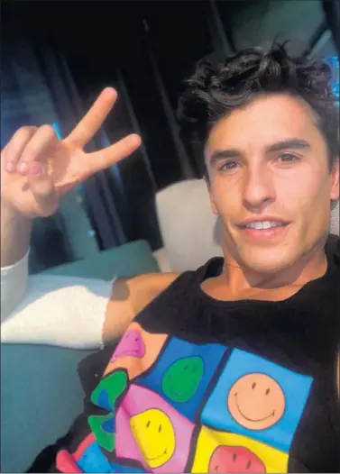  ??  ?? Marc Márquez compartió en redes sociales esta imagen después de pasar por el quirófano.