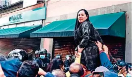  ??  ?? SALTA LOS ESCUDOS. Sandra Cuevas, alcaldesa electa de Cuauhtémoc, fue cargada en hombros para salir de entre los policías antimotine­s.