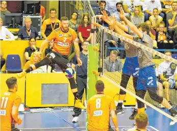  ?? FOTO: IMAGO ?? Der Blockpunkt sitzt: Daniel Malescha und Philipp Collin am Netz schlagen den Ball ins Feld.