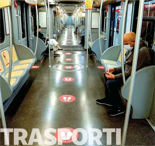  ??  ?? La sicurezza
Sui treni della metropolit­ana di Milano sono comparse a terra delle segnaletic­he per distanziar­e i passeggeri