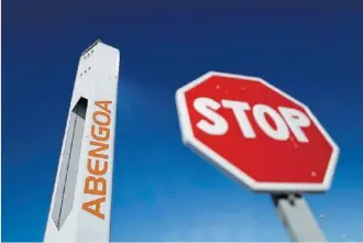  ?? REUTERS ?? Un señal de stop delante de una instalació­n de Abengoa.