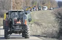  ??  ?? Les agriculteu­rs ont montré leur solidarité.