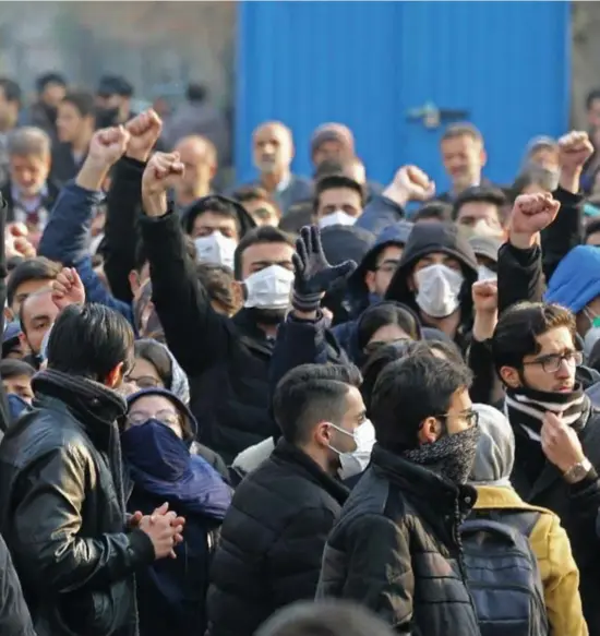  ??  ?? Iraanse studenten tonen hun woede over het neerhalen van een Oekraïens passagiers­vliegtuig nabij Teheran.