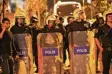  ?? Foto: Gurel, dpa ?? Polizisten beobachten in Istanbul Anti Erdogan Demonstran­ten.