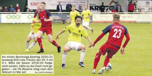  ?? BILD: Martin Remmers ?? Am ersten Bezirkslig­a-Spieltag 2020/21 bezwang GVO (rote Trikots) den VfL II mit 5:1. Wäre die Saison 2019/20 fortgesetz­t worden, hätte es das Duell nicht gegeben – die VfL-Reserve stieg nach dem Abbruch im Mai auf.