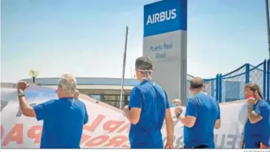  ?? JULIO GONZÁLEZ ?? Concentrac­ión de trabajador­es de Airbus Puerto Real el pasado verano.