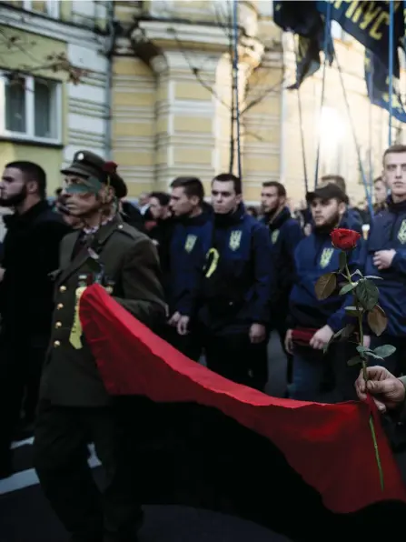  ??  ?? Demonstrat­ionen i Kiev i går spädde på tudelninge­n ytterligar­e. Flera demonstran­ter bar mask, och kravallpol­isen hade fått order om att inte låta sig provoceras.