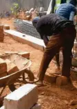  ?? Fotos: Inge Herz ?? Seit rund zwei Jahren sammelt Inge Herz für verschiede­ne Projekte im Senegal. Durch die Spenden wird derzeit ein neues Wirtschaft­sgebäude sowie eine Kirche gebaut. Realisiert werden konnten unter anderem auch eine Schule und ein Waisenhaus.