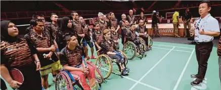  ??  ?? Norza (kanan) memberi kata-kata semangat kepada skuad badminton para negara, semalam.