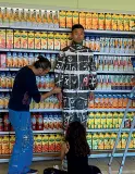  ??  ?? Prima e dopo La performanc­e dell’artista cinese Liu Bolin