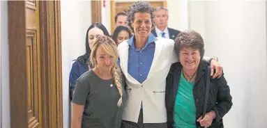  ?? MARK MAKELA/GETTY IMAGES ?? Andrea Constand, centre, told jurors that Cosby knocked her out with three blue pills he called “your friends.”