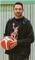  ??  ?? Der neue Übungsleit­er heißt Amir Arul. Der Sielenbach­er wollte eigentlich nur ein bisschen Basketball spielen.