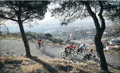  ?? JORDI PLAY / ARCHIVO ?? Ciclistas en el paseo de las Aigües, en Collserola, con Barcelona al fondo