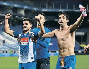  ?? DAVID RAMOS / GETTY ?? Melendo, Hermoso y Víctor Sánchez celebran la victoria con la grada