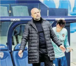  ??  ?? EFE/JUAN CARLOS CÁRDENAS
El entrenador del Levante, Paco López, junto al banquillo. ((