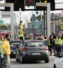  ??  ?? Les manifestan­ts ont obtenu la gratuité du péage pour des milliers d’automobili­stes, pendant plusieurs heures sur l’A.