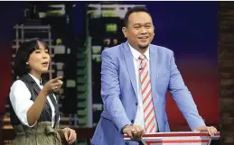  ?? FEDRIK TARIGAN/JAWA POS ?? UNDANG TAWA: Cak Lontong dan Fitri Tropica saat syuting Waktu Indonesia Bercanda (WIB) di studio NET. di kawasan Pancoran, Jakarta Timur.