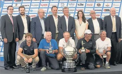  ?? MAITE CRUZ ?? Los ganadores del Godó 205, delante de las autoridade­s y de Ana Godó, que entregó los trofeos