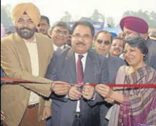  ?? SAMEER SEHGAL/HT ?? (From left) MP Gurjit Singh Aujla, minister OP Soni and additional chief secretary (industry and commerce) Vini Mahajan during inaugurati­on of PITEX-18 in Amritsar on Thursday.