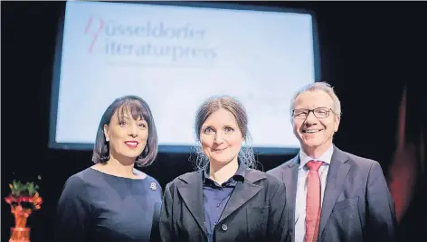  ?? FOTO: ANDREAS ENDERMANN ?? Marion Poschmann zwischen Karin-Brigitte Göbel und Michael Meyer von der Düsseldorf­er Stadtspark­asse.