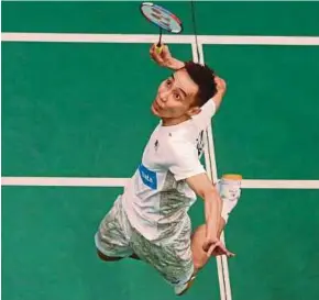  ?? PIC BY EIZAIRI SHAMSUDIN ?? Lee Chong Wei jumps to return a shot during his match against South Korea’s Lee Hyun Il in the Malaysia Open at the Axiata Arena in Bukit Jalil yesterday.
