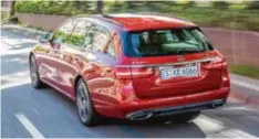  ?? Foto: Mercedes-Benz ?? Ein schöner Rücken …: Das T-Modell der Mercedes E-Klasse läuft jetzt am Heck flacher aus. Das kostet allerdings Kofferraum­volumen.