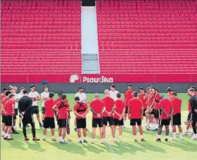  ?? FOTO: EFE ?? Machín habla con sus jugadores durante el último entrenamie­nto previo al Zalguiris