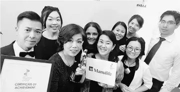  ??  ?? The Manulife team with their award of one of the ‘Companies to Work for in Asia 2017 (Malaysia Chapter)’.