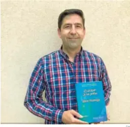  ?? D.A. ?? José Francisco Díaz con la obra de Villaespes­a, publicada por el IEA.