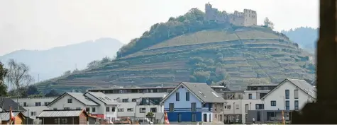  ?? Foto: Patrick Seeger, dpa ?? Staufen – im Bild die Ruine der Burg Staufen – hat etwas mehr als 8200 Einwohner. Pfadfinder­betreuer sollen hier Jugendlich­e missbrauch­t haben.