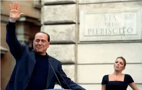  ??  ?? 4 agosto 2013 Berlusconi, con Francesca Pascale, si commuove durante la manifestaz­ione dei sostenitor­i del Pdl dopo la conferma della Cassazione della condanna per frode fiscale