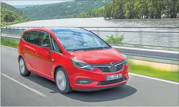  ?? [ Werk] ?? Opel Zafira mit neu gezeichnet­en Scheinwerf­ern: Das Facelift rückt ihn näher an die aktuelle AstraGener­ation heran.