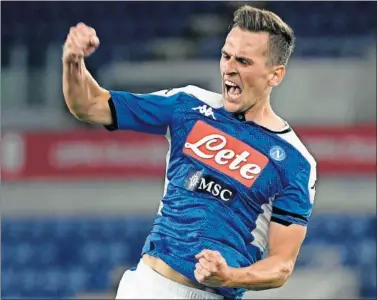  ??  ?? Milik celebra un gol con el Nápoles en un partido de esta temporada.
