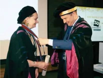  ?? FOTO RAYMOND LEMMENS ?? Rector Bernard Vanheusden reikte gisteren het diploma en de medaille van doctor honoris causa uit aan professor Erika Vlieghe.